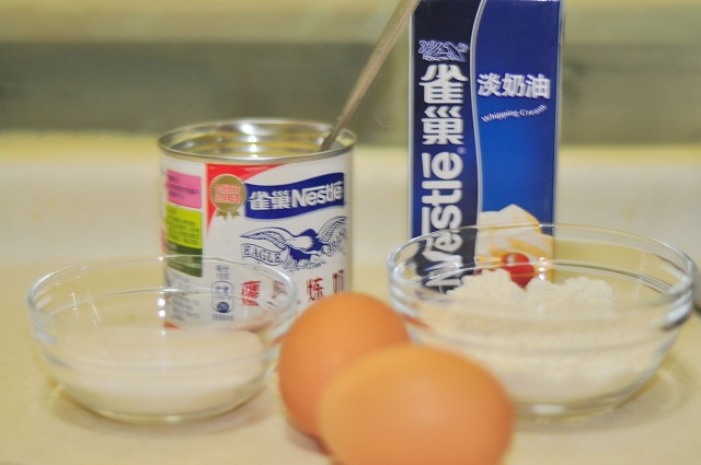 草莓奶油蛋糕卷步骤1