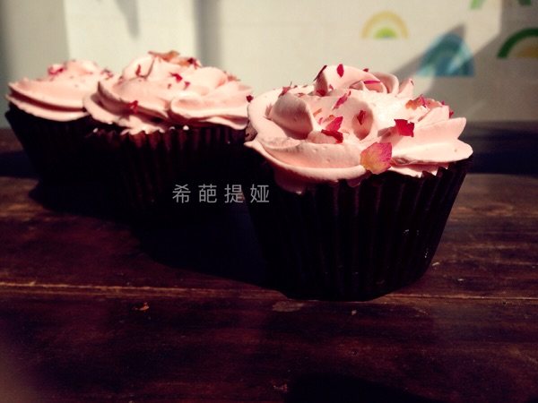 玫瑰蔓越莓纸杯蛋糕步骤12