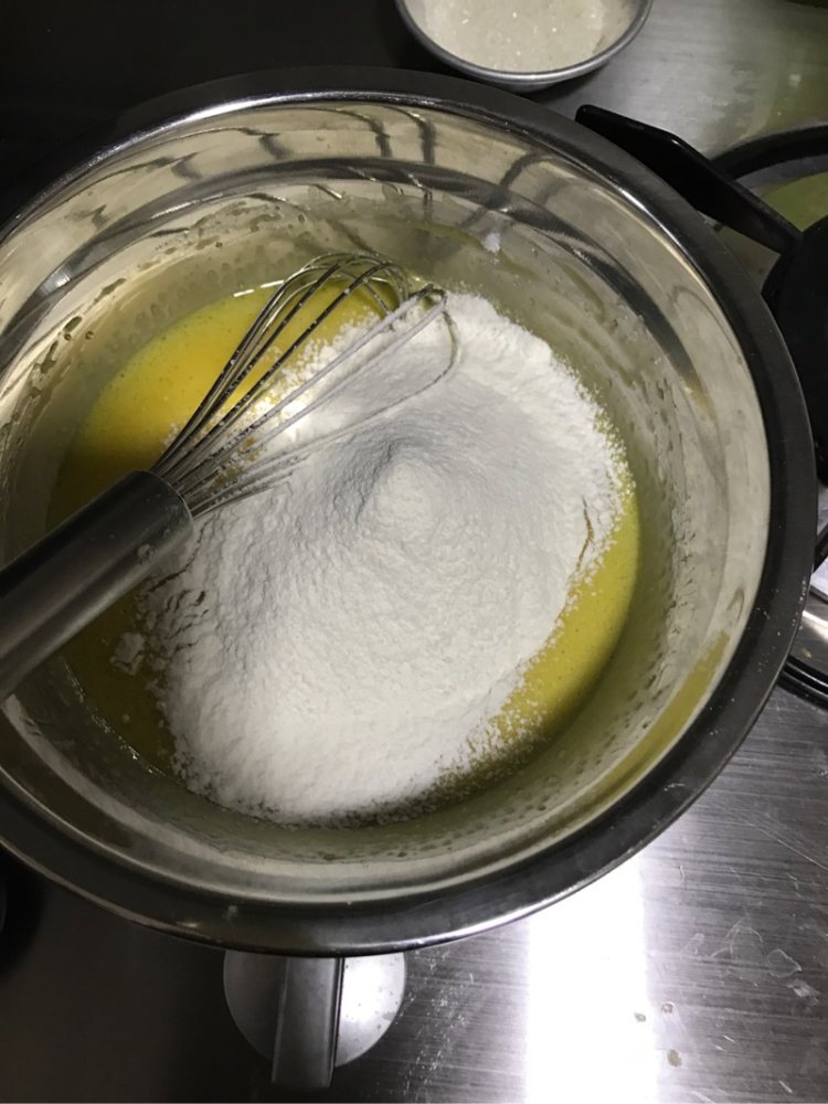 戚风草莓奶油蛋糕步骤2