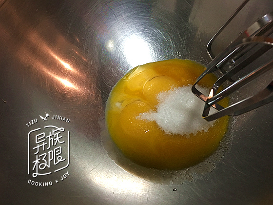 草莓圣诞老人蛋糕步骤1
