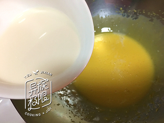 草莓圣诞老人蛋糕步骤3