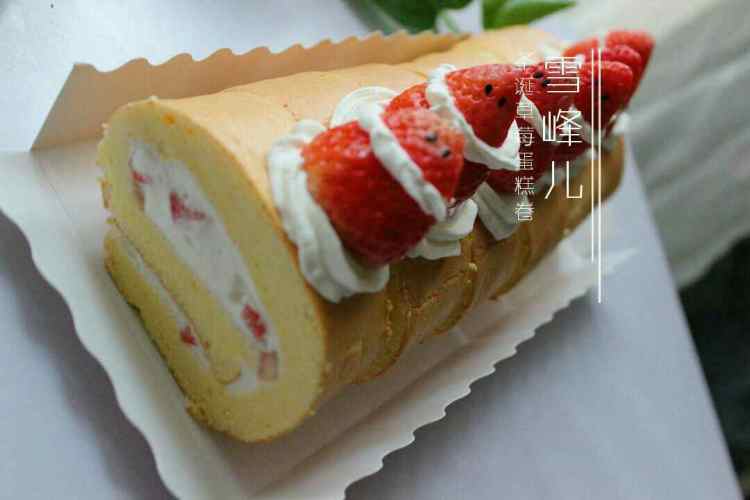 圣诞老人草莓卷#甜蜜步骤8