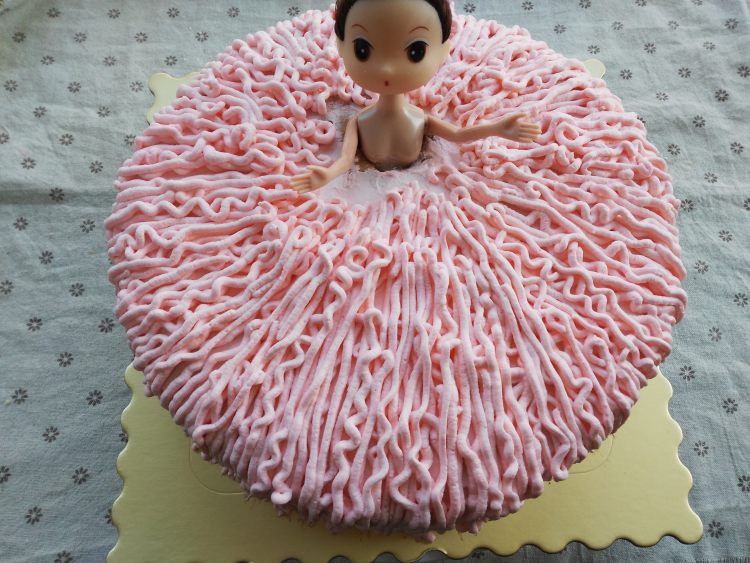 芭比娃娃泡泡浴蛋糕步骤8