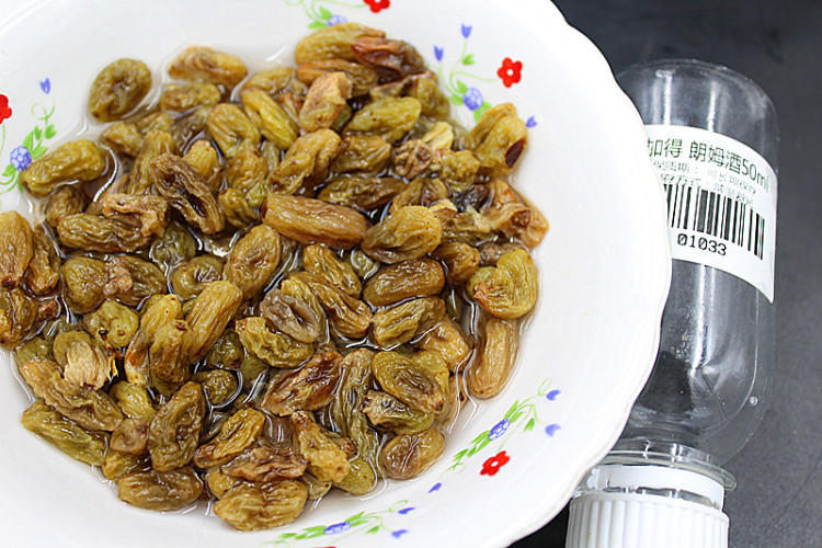 朗姆酒葡萄干椰蓉饼干步骤2