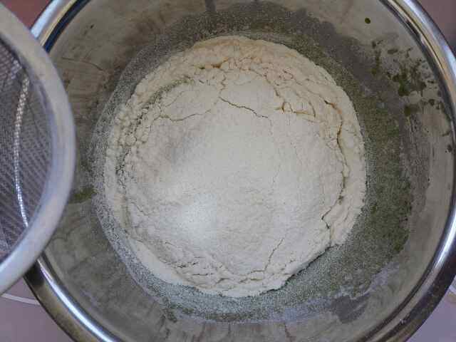 菠菜戚风蛋糕步骤6