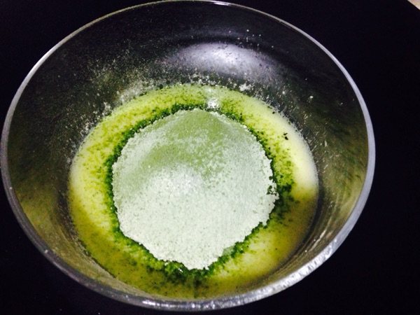 抹茶戚风蛋糕卷步骤2