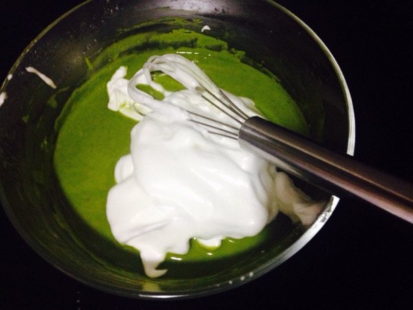 抹茶戚风蛋糕卷步骤7