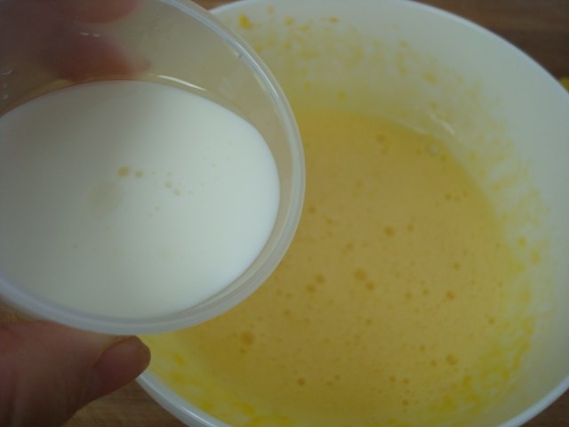 蓝莓果酱奶油戚风蛋糕步骤5