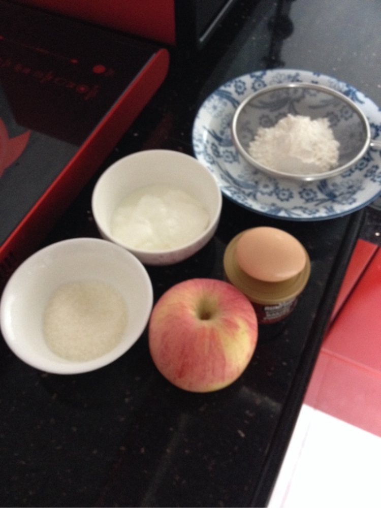 无油酸奶苹果蛋糕步骤1