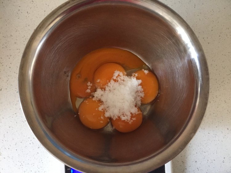 黑芝麻戚风蛋糕步骤2
