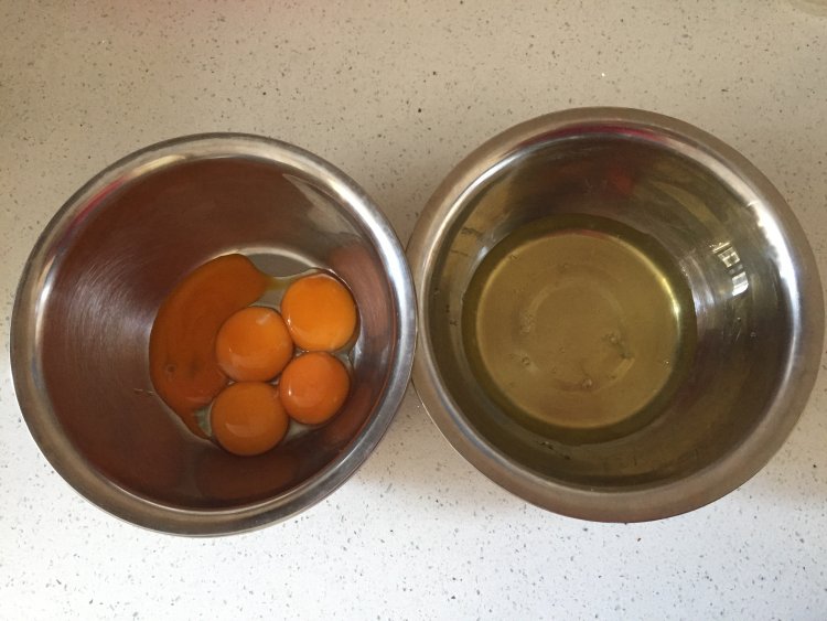 黑芝麻戚风蛋糕步骤1