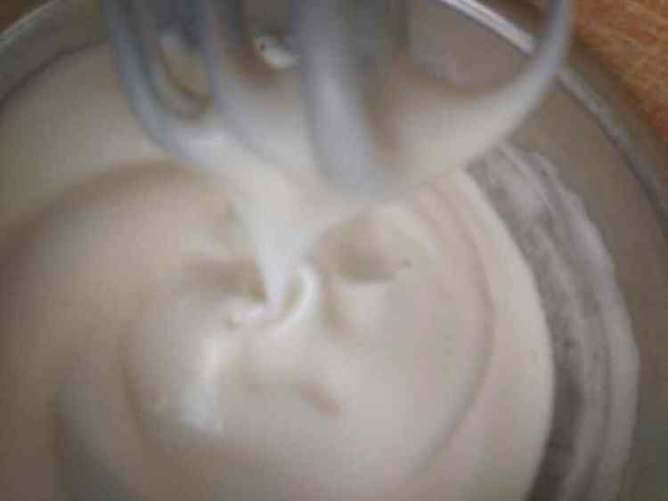 葡萄干蛋白卷步骤2