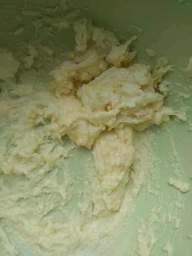 葡萄干蛋白卷步骤5