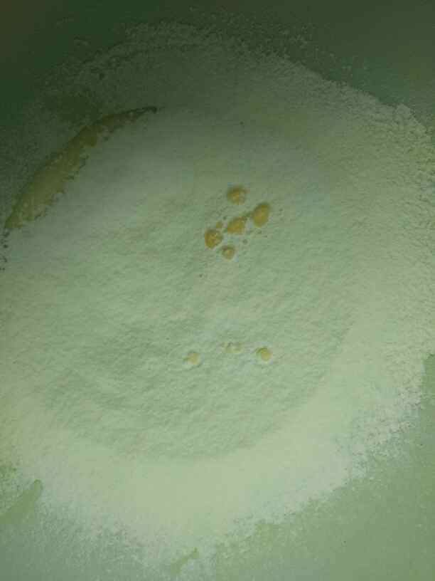 葡萄干蛋白卷步骤4