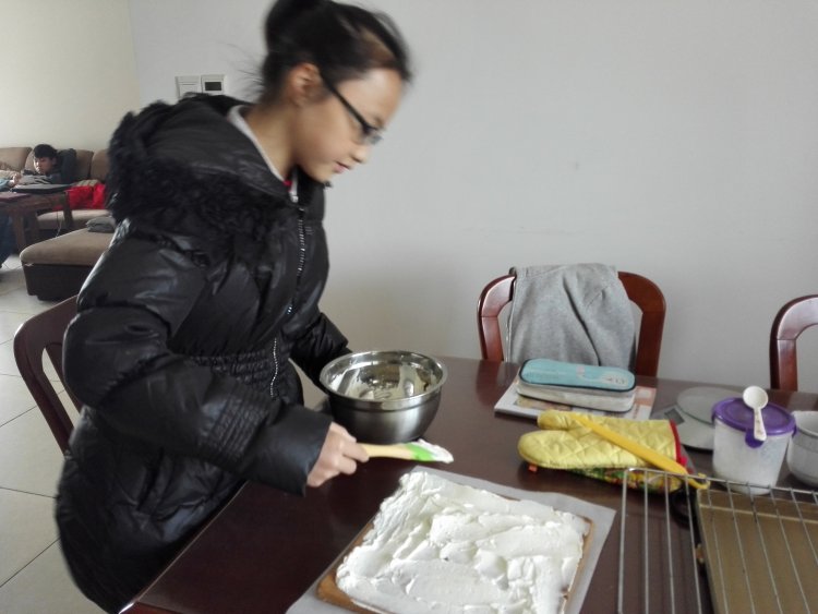 可可奶油蛋糕卷步骤8
