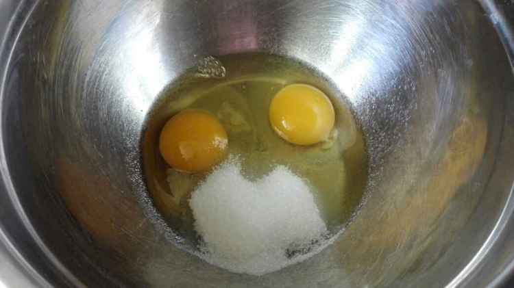 巧克力芒果奶油杯子蛋步骤1