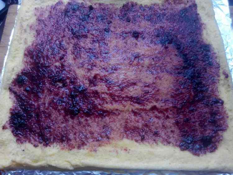 蓝莓果酱夹心蛋糕卷步骤11