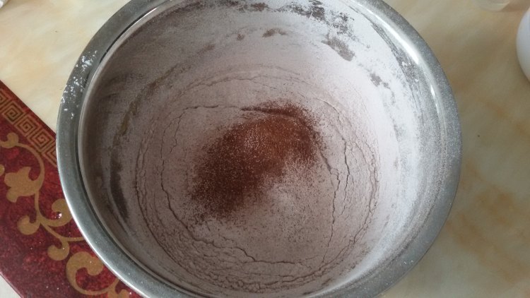 可可牛奶戚风蛋糕步骤3