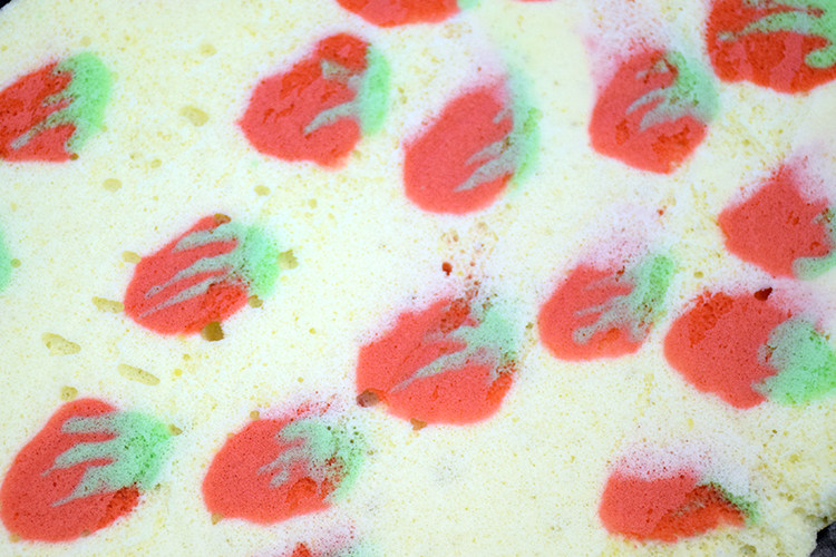 草莓戚风蛋糕卷步骤12