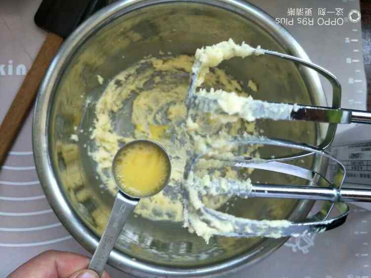 奶香椰蓉面包卷步骤3