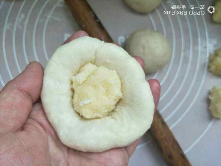 奶香椰蓉面包卷步骤11