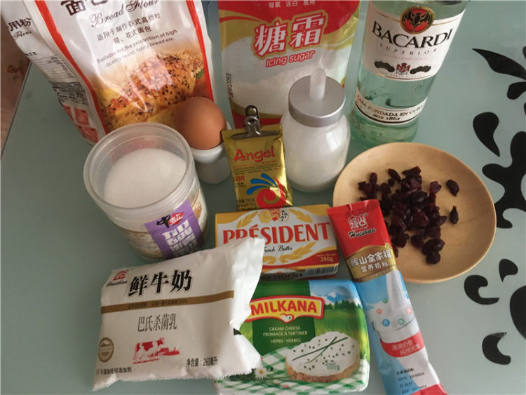 蔓越莓奶酪小面包步骤1