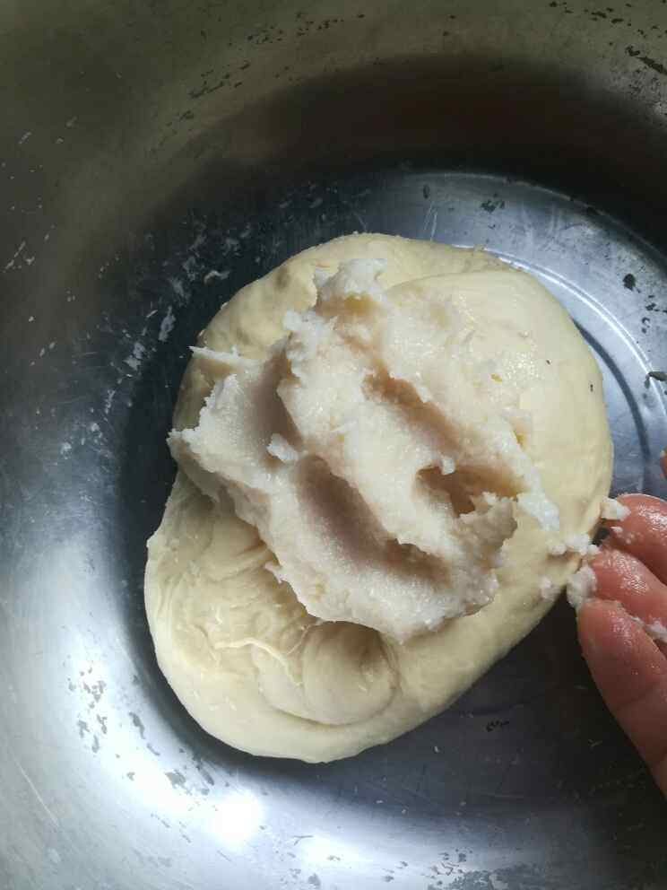 葡萄干花样面包步骤2
