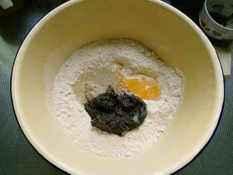紫米全麦豆沙面包步骤1