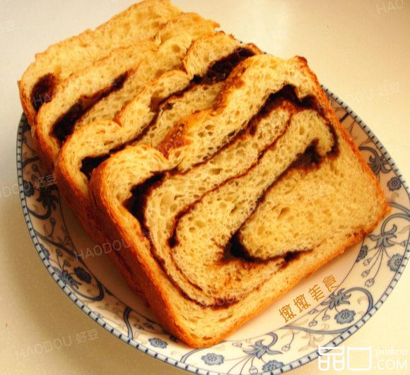 豆沙芝麻面包