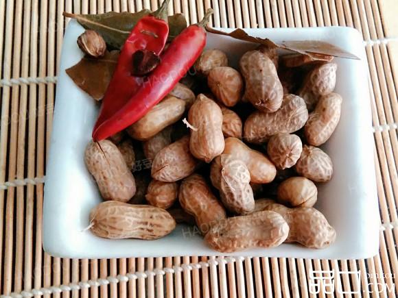 电饭煲煮麻辣香花生