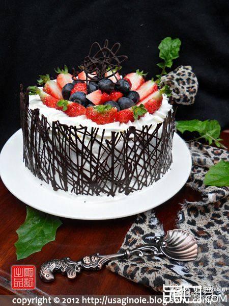 巧克力围边双莓蛋糕
