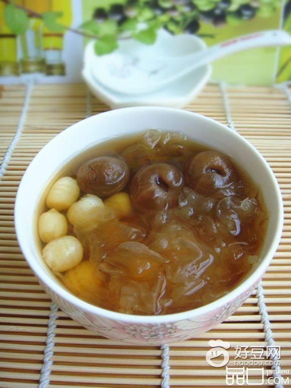 桂圆莲子银耳羹