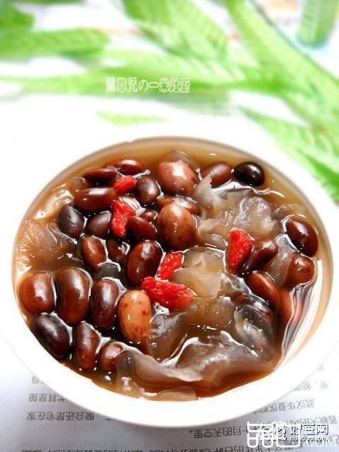 黑豆花生银耳羹