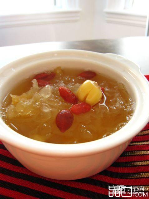 冰糖银耳莲子羹
