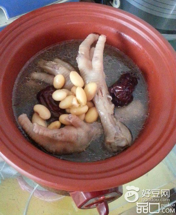 鸡爪炖黄豆红枣汤