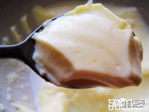 蛋黄炖鲜奶
