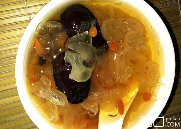 银耳雪莲子桃胶糖水