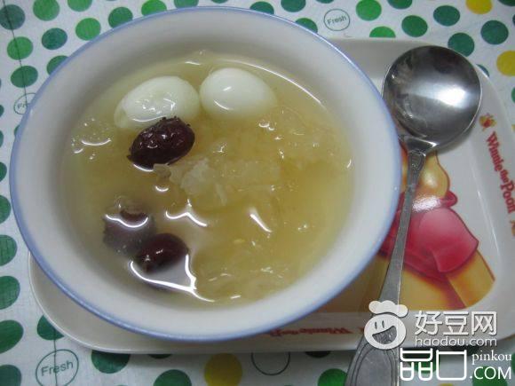 鹌鹑蛋红枣炖雪耳
