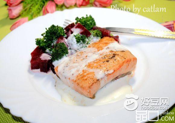 奶香三文鱼配红菜头沙