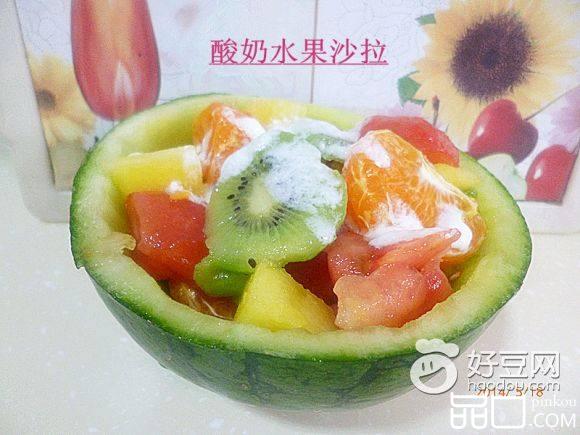 西瓜盅酸奶水果沙拉