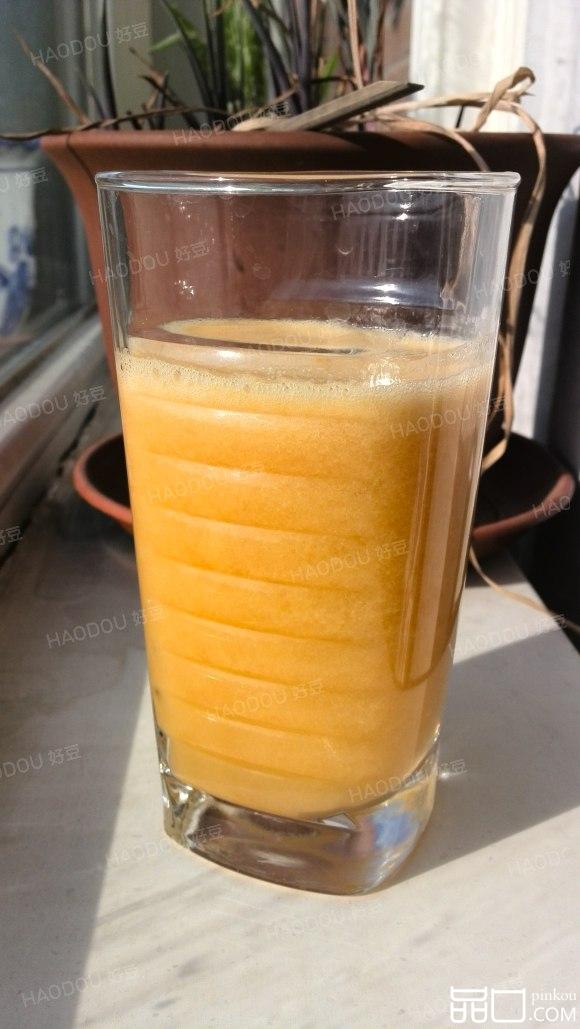 鲜榨香蕉橘子苹果汁