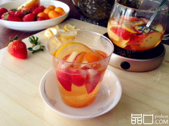 色彩斑斓的蜂蜜水果茶