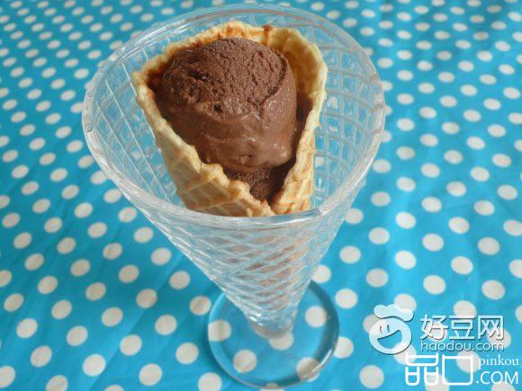 巧克力蛋筒冰淇淋