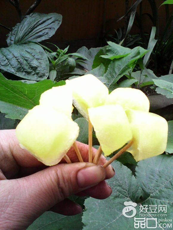 牙签菠萝冰块