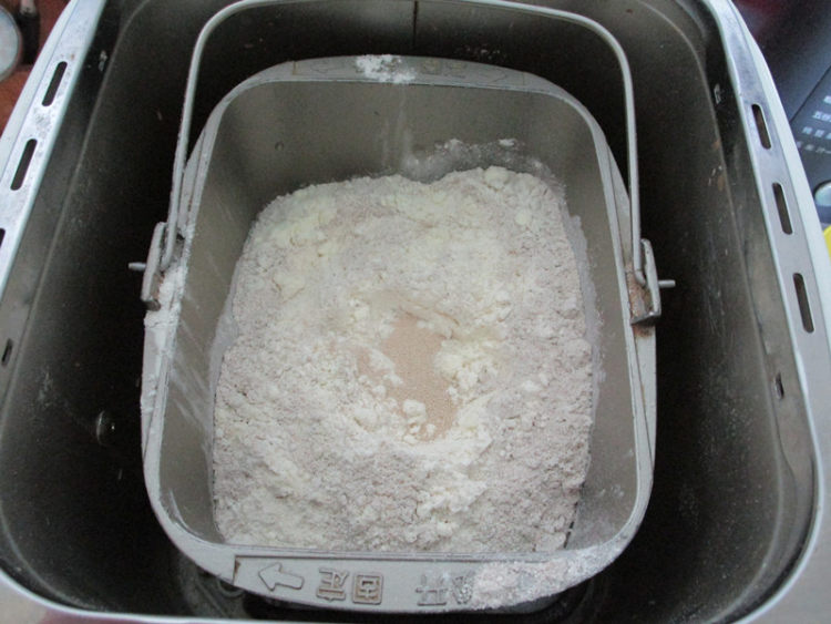 肉桂红糖葡萄干面包步骤2