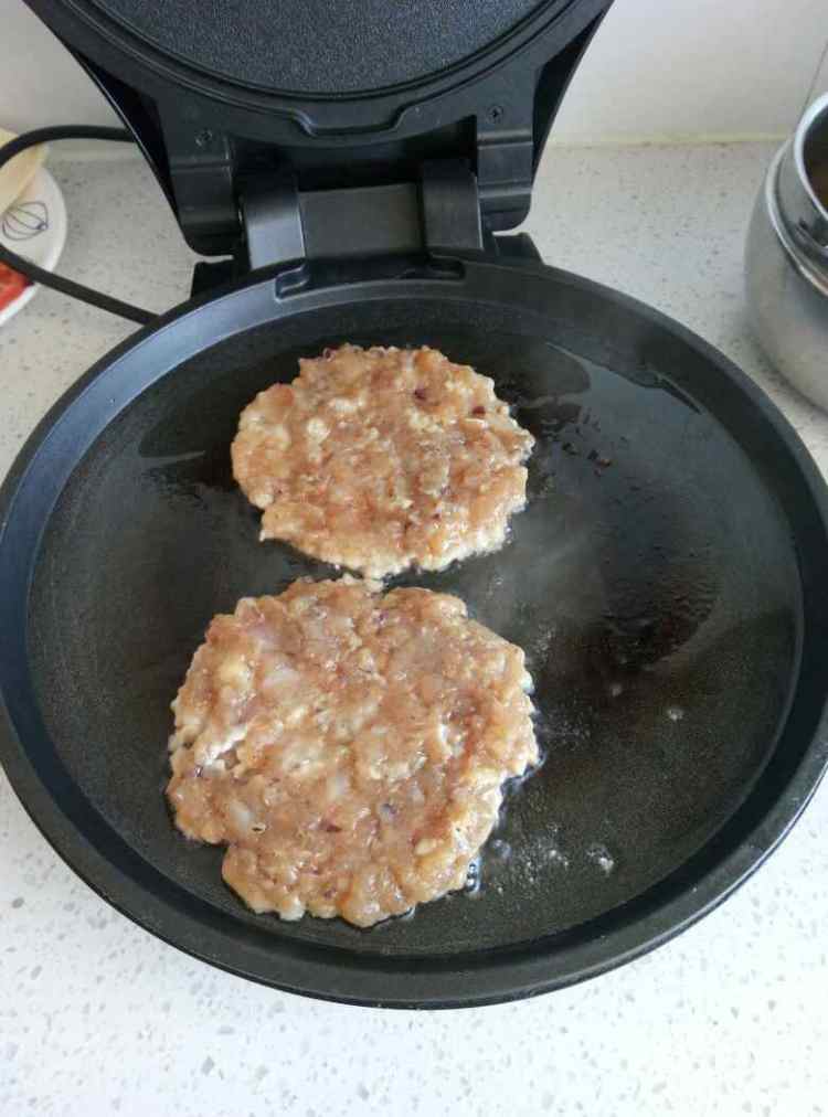 黑椒鸡肉汉堡步骤3