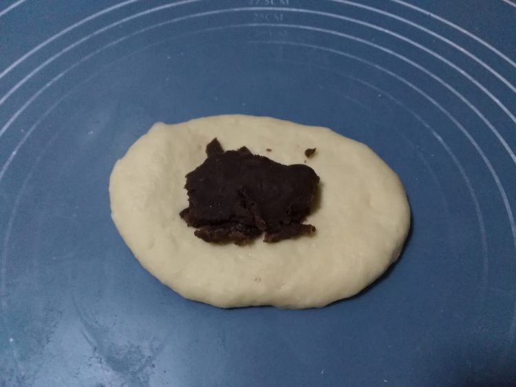 毛毛虫豆沙面包步骤7