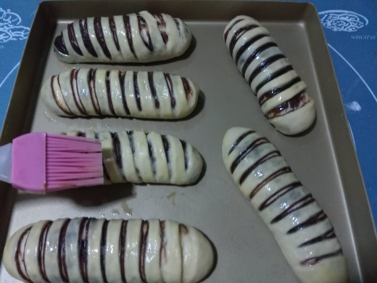 毛毛虫豆沙面包步骤12