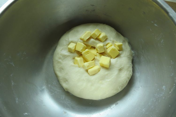 心形葡萄干面包步骤2