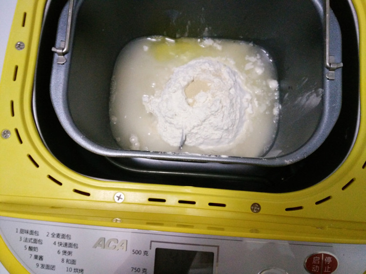 花朵椰蓉面包步骤1